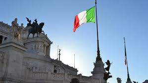Imagen de la bandera de Italia alzada