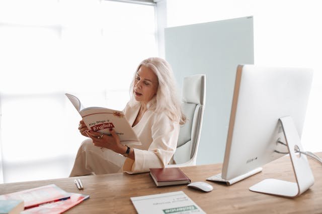 Imagen de una persona estudiando inglés
