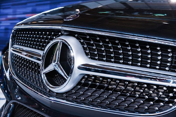 Imagen de La marca Mercedes. Representa una de las principales empresas que requieren saber alemán