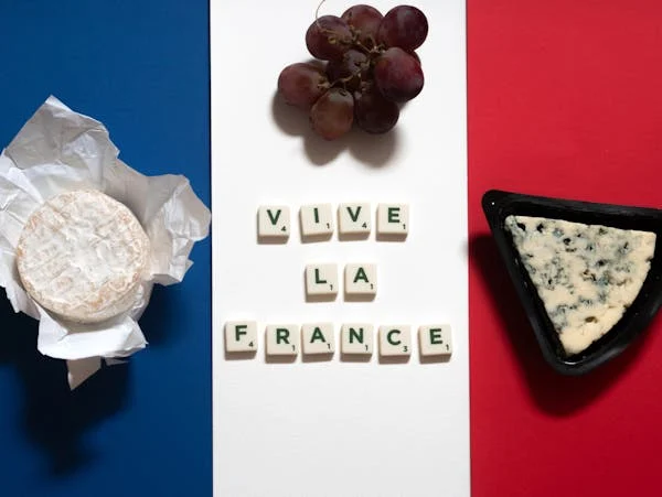 Imagen donde aparece una frase en francés con productos típicos de Francia